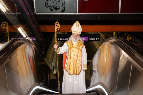 Nikolodarsteller am Weg zu den Kindern. 